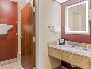 Separate bathtub and shower, hair dryer, towels, soap - Clarion Pointe Savannah Gateway I-95 (Savannah)