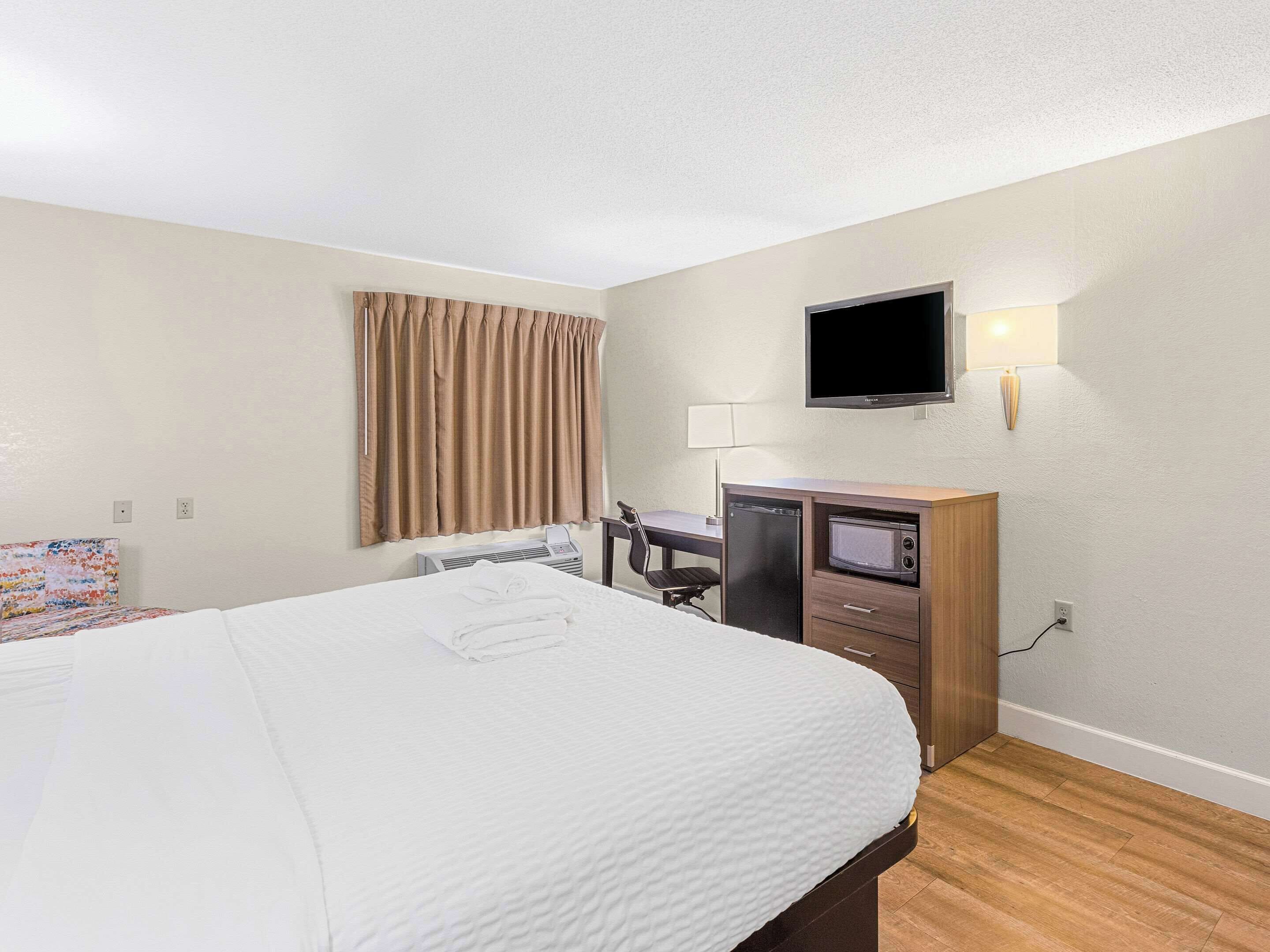 Photo - Clarion Pointe Savannah Gateway I-95