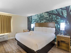 Pillowtop beds, desk, laptop workspace, soundproofing - Clarion Pointe Savannah Gateway I-95 (Savannah)