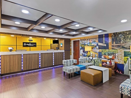 Lobby. Clarion Pointe Savannah Gateway I-95