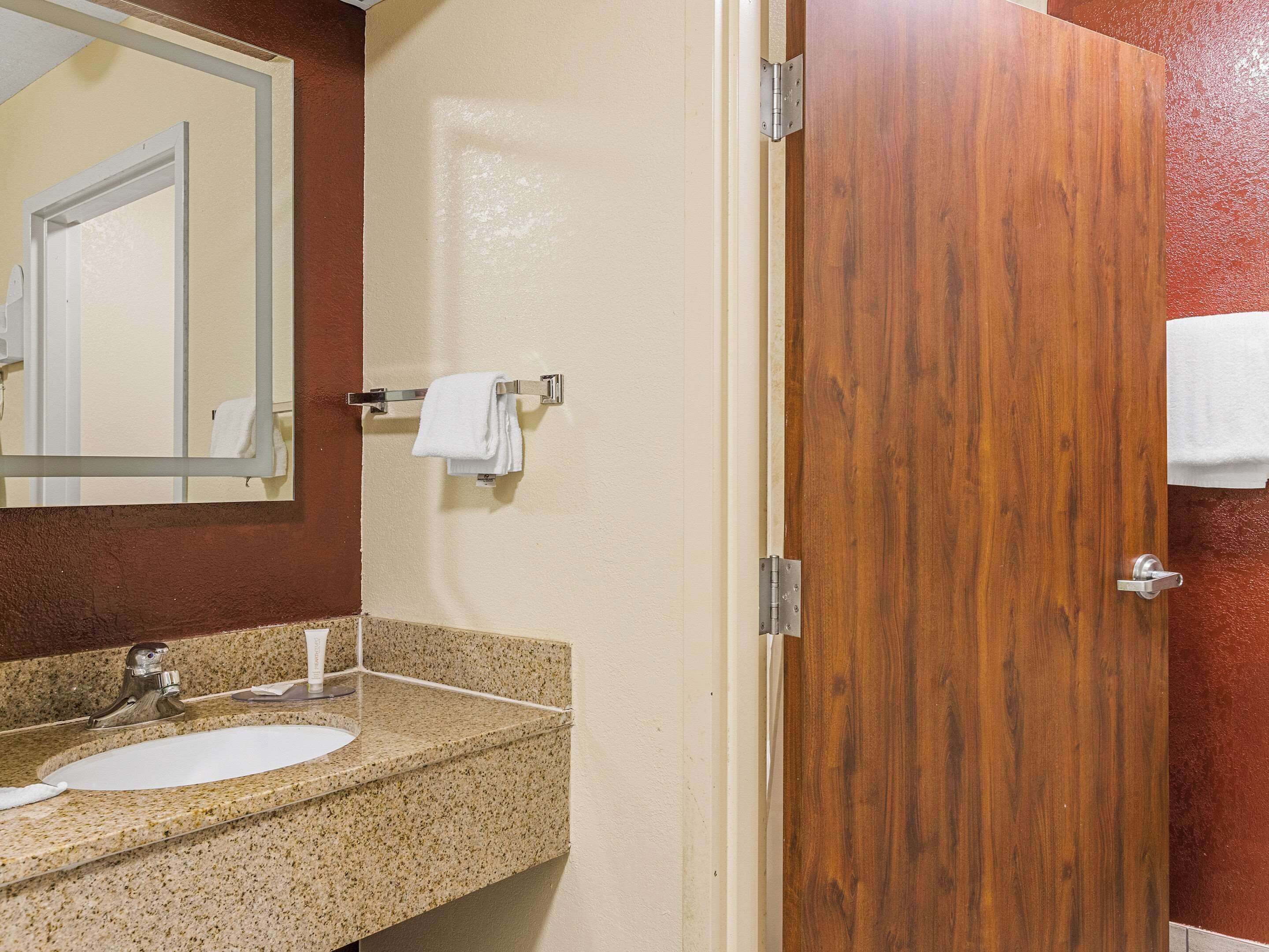 Photo - Clarion Pointe Savannah Gateway I-95