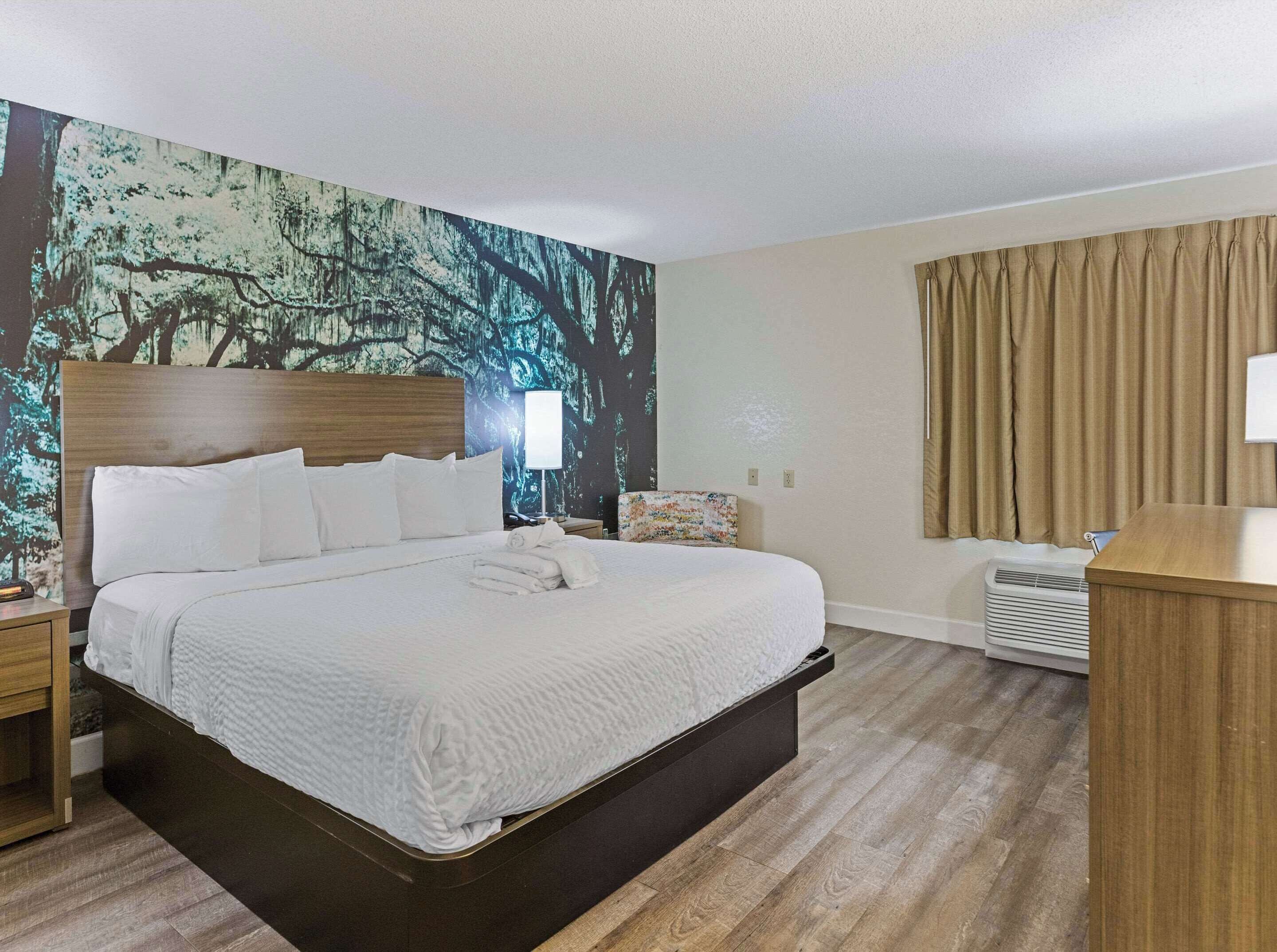 Photo - Clarion Pointe Savannah Gateway I-95