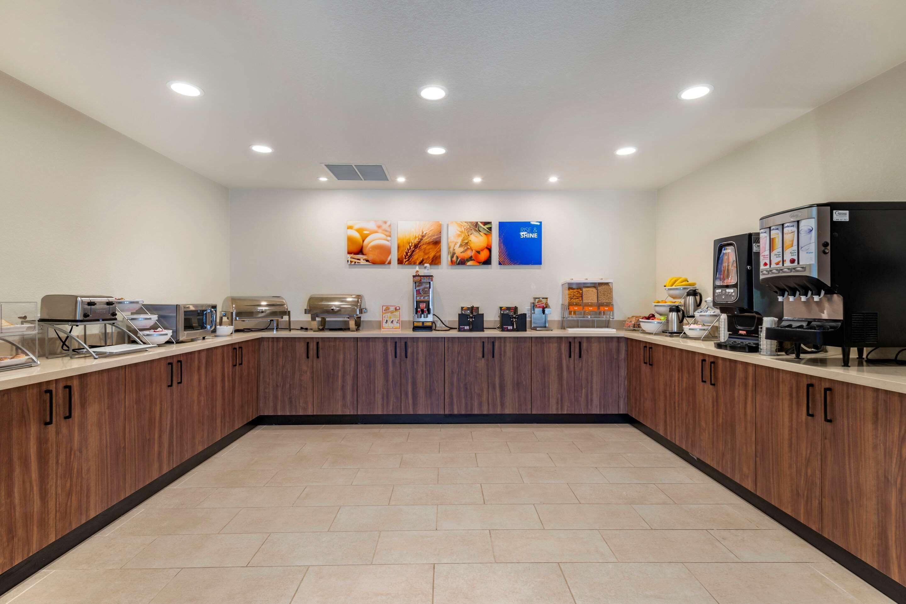 free daily full breakfast