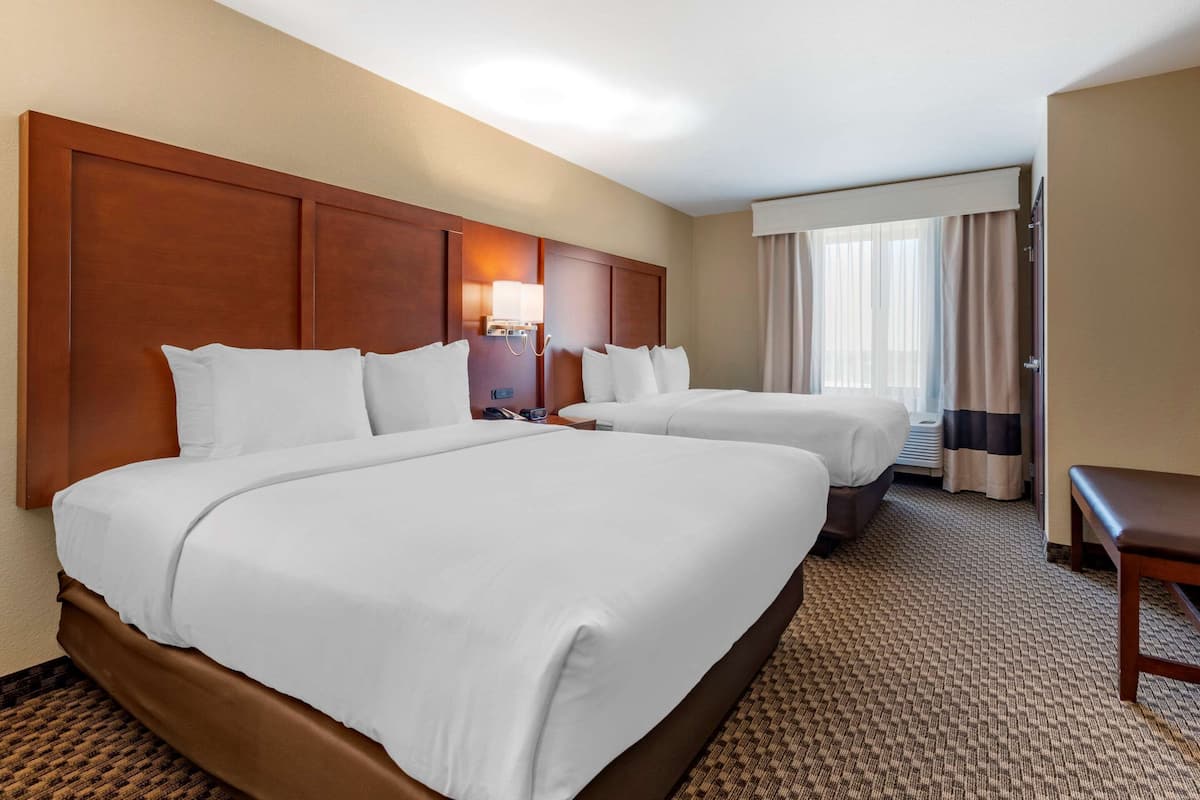 Suite, 2 queensize bedden, niet-roken | 1 slaapkamer, een bureau, een laptopwerkplek, gratis wifi
