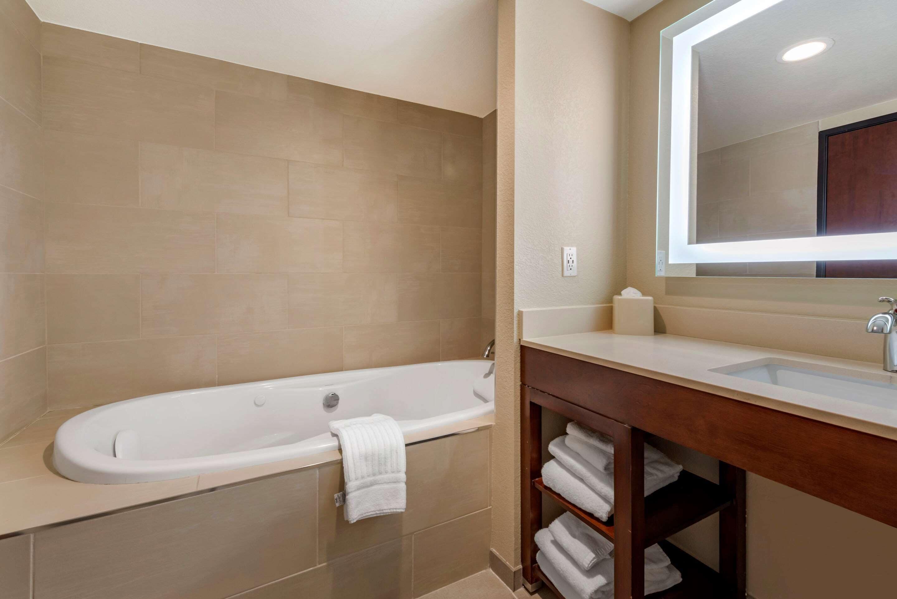 suite, 1 king bed, non smoking (spa bath) | bathroom | free toiletries, hair dryer, towels