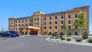 A Comfort Suites hotel with a modern design, featuring a central entrance, multiple floors, and a parking area. - Comfort Suites Broomfield-Boulder/Interlocken (Broomfield)