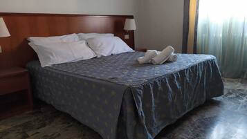 Schreibtisch, laptopgeeigneter Arbeitsplatz, kostenloses WLAN