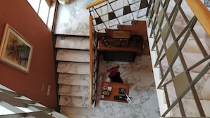 A staircase with a wooden handrail and marble steps. - Bed & Breakfast Domus Cesena (Cesena)