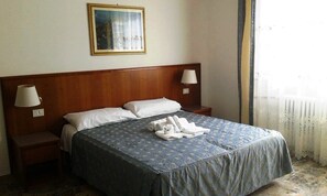 Desk, laptop workspace, free WiFi, bed sheets - Bed & Breakfast Domus Cesena (Cesena)