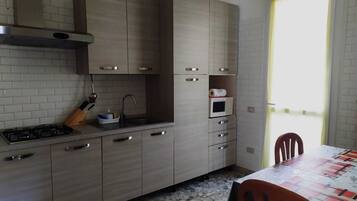 Stovetop, cookware/dishes/utensils, freezer