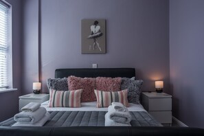 2 slaapkamers, een strijkplank/strijkijzer, wifi (toeslag), beddengoed