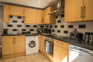 Jääkaappi, mikroaaltouuni, uuni, liesi