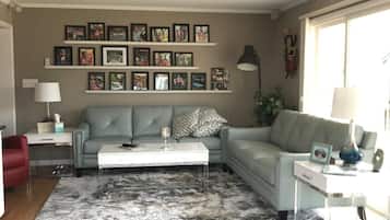 Älytelevisio, takka, pöytäjalkapallopöytä, tietokoneen näyttö