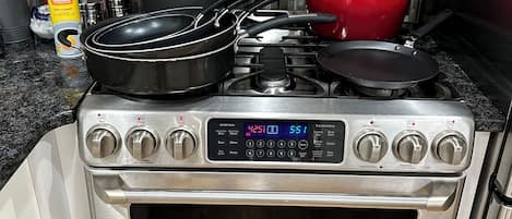 冰箱、微波炉、烤箱、炉灶