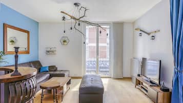 Televisie, een dvd-speler en een stereo