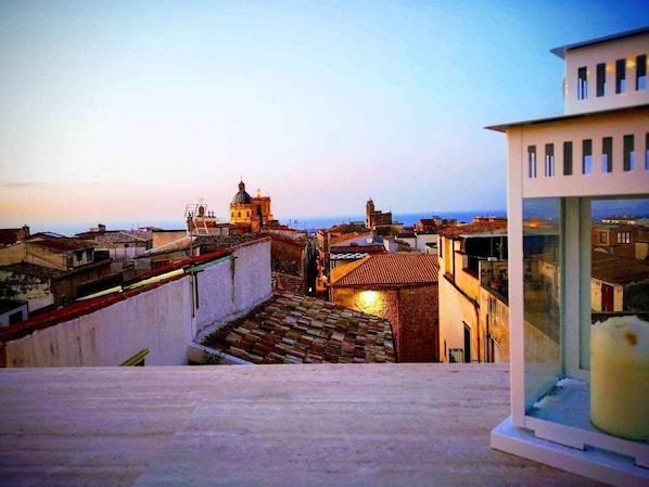 A rooftop terrace with a view of a historic town, including a church with a dome and traditional buildings. - Cielo D'Alcamo center - Jester (Alcamo)