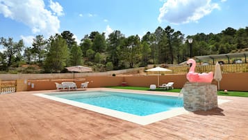 Piscina a l'aire lliure, para-sols i gandules