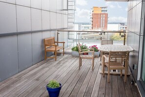 Outdoor dining - Steep Holm - With Spacious Balcony (Poole)