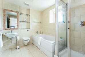 Combined shower/bathtub, hair dryer, towels