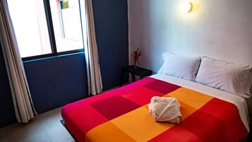 Habitación básica doble, 1 cama Queen size | Wifi gratis y ropa de cama