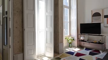 Apartamento conforto, 1 quarto, vista para o jardim | Área de estar | Smart TV 42 polegadas com canais a cabo, TV, Netflix