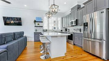 Coffee/tea maker, fridge, microwave, oven