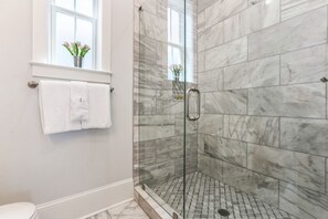 Kostenlose Toilettenartikel, Haartrockner, Handtücher