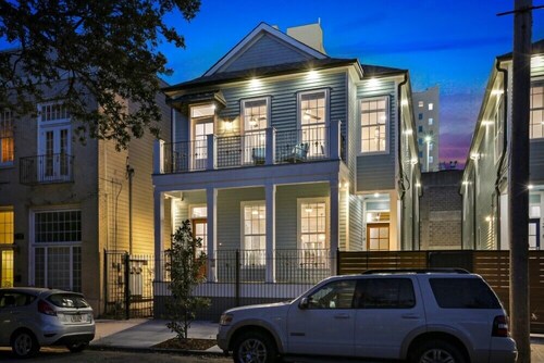 Chic 4 BR Condo | Large Pool | Perfect Location