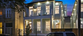 Chic 4 BR Condo | Large Pool | Perfect Location