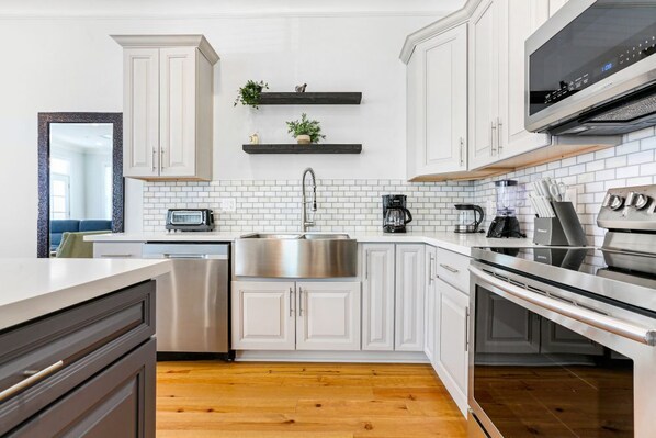 Jääkaappi, mikroaaltouuni, uuni, liesi