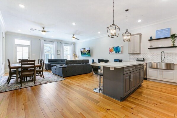 Interior - Modern 5 BR Condo | Large Pool | Near Everything (New Orleans)