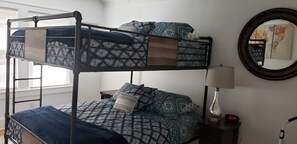 2 makuuhuonetta, työpöytä, silitysrauta/-lauta, Wi-Fi