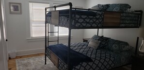 2 Schlafzimmer, Schreibtisch, Bügeleisen/Bügelbrett, WLAN