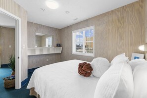 3 bedrooms, free WiFi, bed sheets - Newly remodeled/ ocean view/ Walk to the beach and Main St/OFF SITE pool access (North Myrtle Beach)