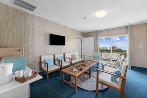 Smart TV - Newly remodeled/ ocean view/ Walk to the beach and Main St/OFF SITE pool access (North Myrtle Beach)