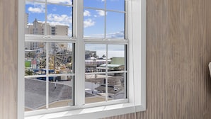 Una ventana que muestra vistas de un conjunto de edificios, incluyendo una noria y varias construcciones.