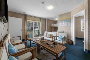 Smart TV - Newly remodeled/ ocean view/ Walk to the beach and Main St/OFF SITE pool access (North Myrtle Beach)