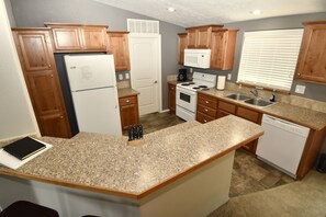 ثلاجة، ميكروويف، فرن، موقد طهي مسطح