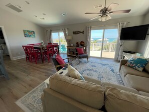 Smart-TV, DVD-spiller, bøker og filmbibliotek