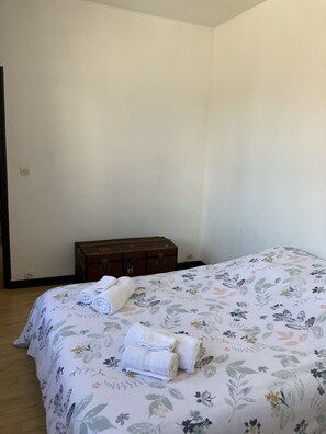 1 chambre, fer et planche à repasser, Wi-Fi gratuit, draps fournis