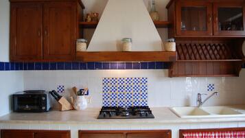 Réfrigérateur, four, plaque de cuisson, cafetiÚre/bouilloire