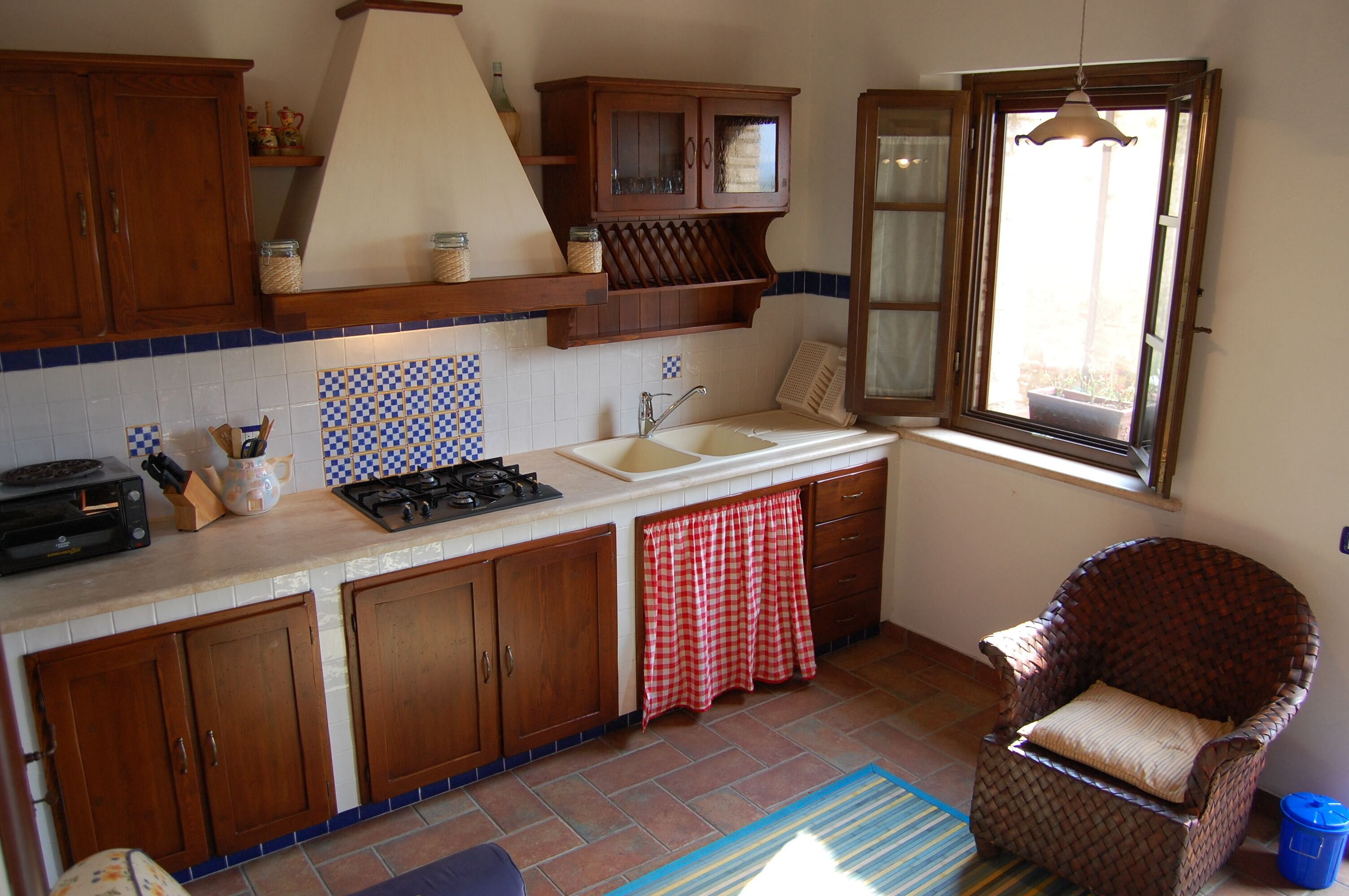 Fridge, oven, stovetop, coffee/tea maker