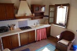 Réfrigérateur, four, plaque de cuisson, cafetière/bouilloire