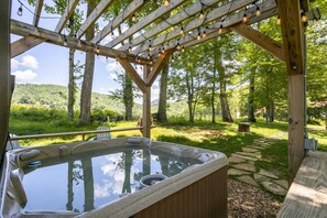 Outdoor spa tub - Cozy Cabin with Hot Tub and Fire Pit (Todd)