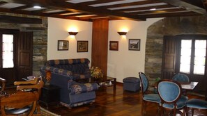 Fernseher, Kamin, Tischtennisplatte, Bücher