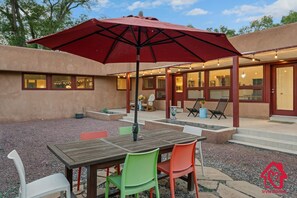 Outdoor dining - Casa Manzana Retreat - An Irvie Home (Albuquerque)