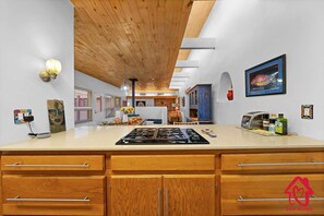 Fridge, microwave, oven, stovetop - Casa Manzana Retreat - An Irvie Home (Albuquerque)