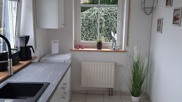 Een koelkast, een oven, een kookplaat, een vaatwasser