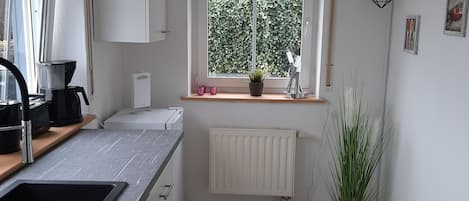 Réfrigérateur, un four, surface de cuisson, lave-vaisselle