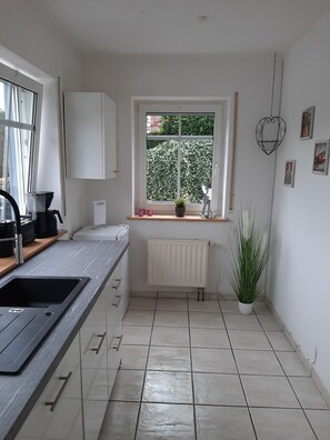Fridge, oven, stovetop, dishwasher